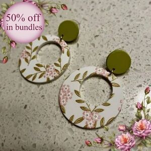 Flower Detail Circle
Shaped Hollow Out Acrylic
Pendant Earrings